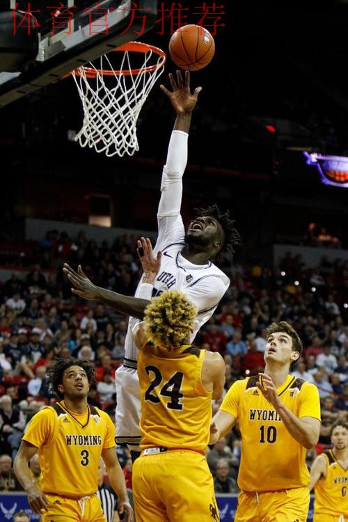 奎塔持球杀入内线双手砸扣，扣篮完成前还吐出舌头庆祝